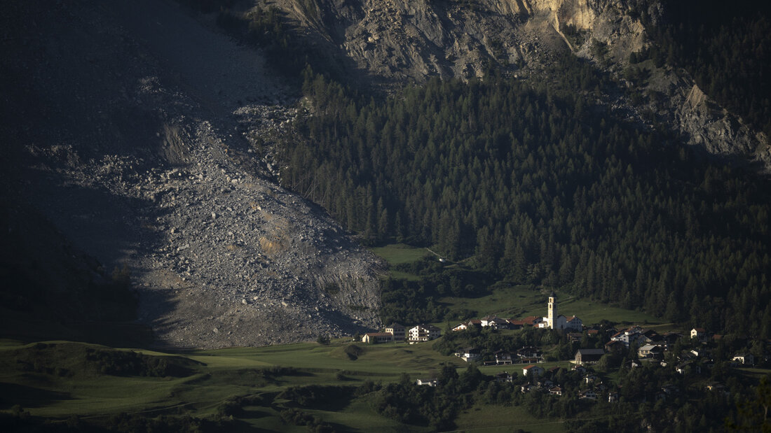 Auch wenn sich die Lage in Brienz GR mittlerweile entspannt hat, wollen viele Bewohnende umsiedeln. Der mögliche Standort Vazerol wurde nun aber als Option dafür aufgegeben. (Archivbild) 20260814075124200.jpg