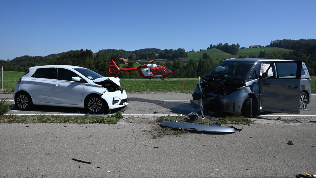 Zwei Autos stiessen bei Bazenheid frontal ineinander. 20260908151405031.jpg