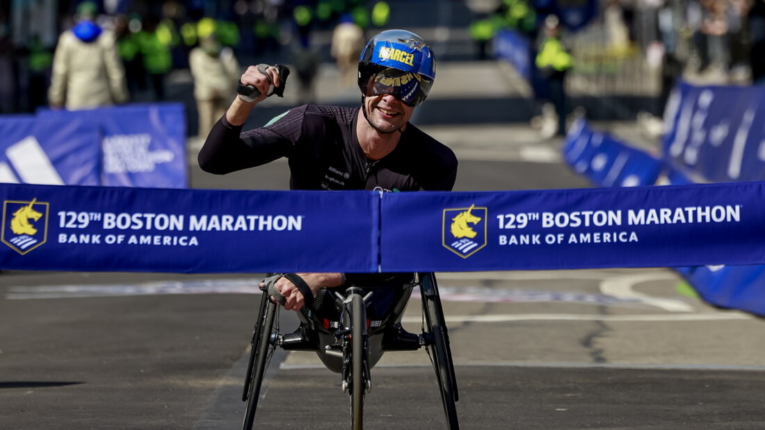 Marcel Hug durchquert die Ziellinie am Boston-Marathon zum achten Mal als Sieger 20250421192452299.jpg