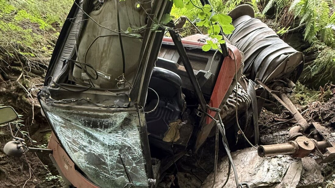 Nach Kollisionen mit Bäumen und Steinen war das landwirtschaftliche Fahrzeug ein Wrack. 20250716172140662.jpg