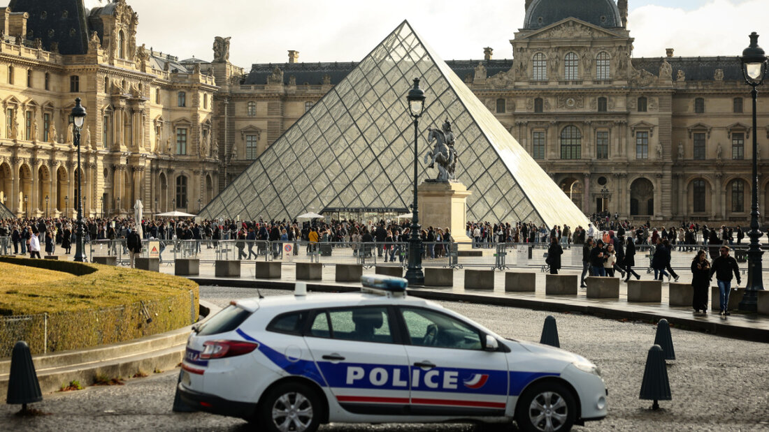 Ein Polizeiauto parkt im Hof des Louvre (Archivbild). Foto: Thomas Padilla/AP/dpa 20251026113236785.jpg