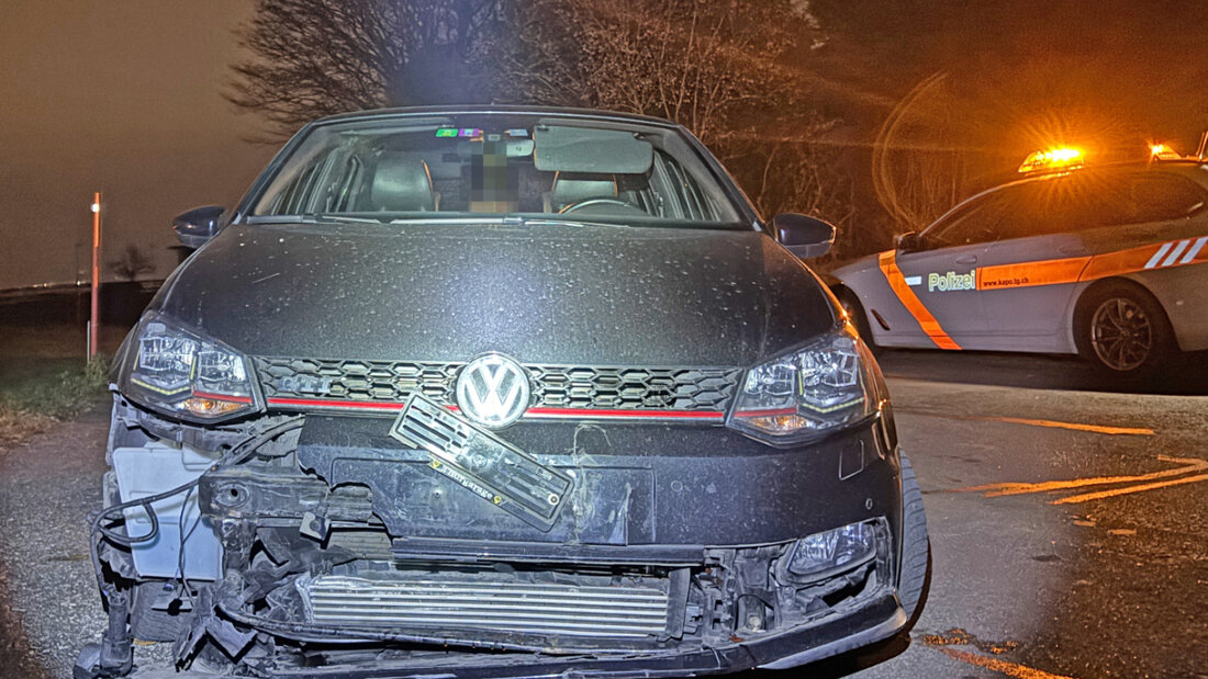 Eine Autolenkerin hat in Kreuzlingen TG einen Motorradfahrer übersehen und angefahren. 20251213091757564.jpg