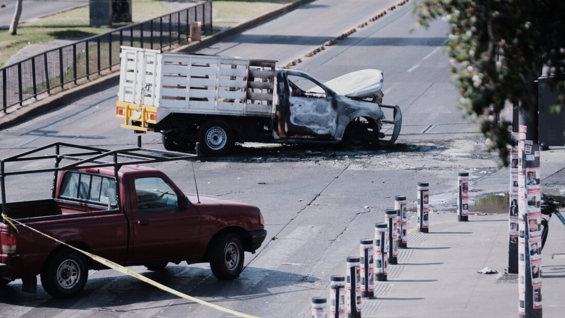 Ein Fahrzeug steht ausgebrannt auf einer Straße in Guadalajara. Nach dem Tod von Mexikos mächtigstem Drogenboss wurden in mehreren Bundesstaaten Straßen mit brennenden Autos, Lastwagen und Bussen gesperrt. Foto: Alejandra Leyva/AP/dpa 20260222203935796.jpg