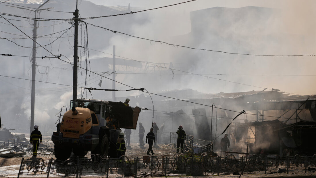 Feuerwehrleute löschen das Feuer auf einem Marktplatz in Kiew. Foto: Efrem Lukatsky/AP/dpa 20260524204754021.jpg