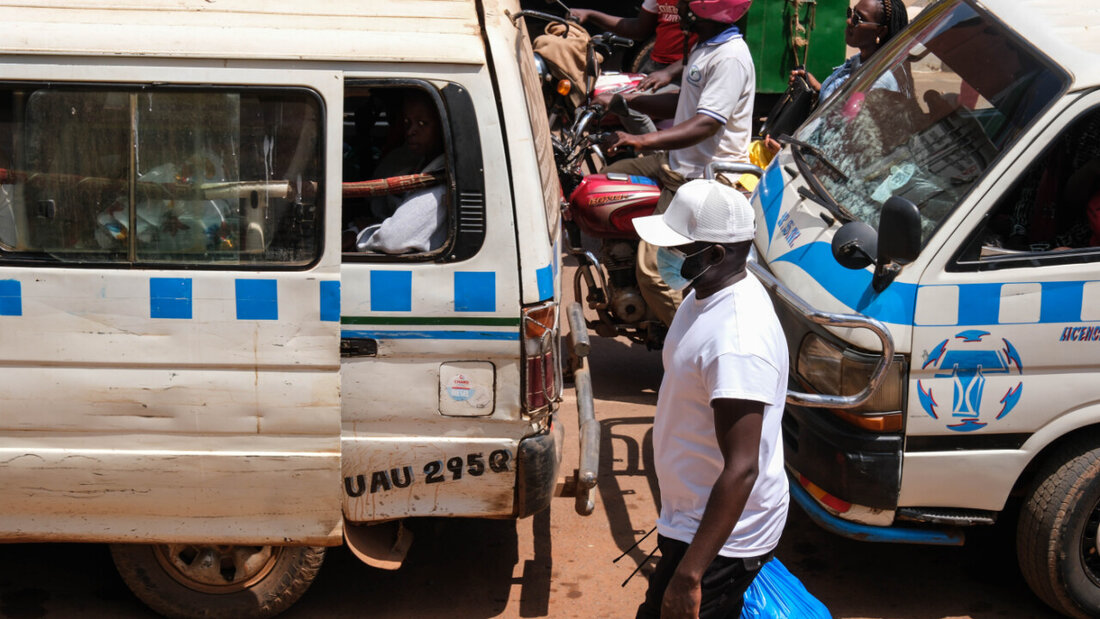 dpatopbilder - Ein Mann mit einer Schutzmaske geht eine belebte Straße in Kampala, Uganda, entlang. Foto: Hajarah Nalwadda/AP/dpa/Symbolbild 20260525170104996.jpg