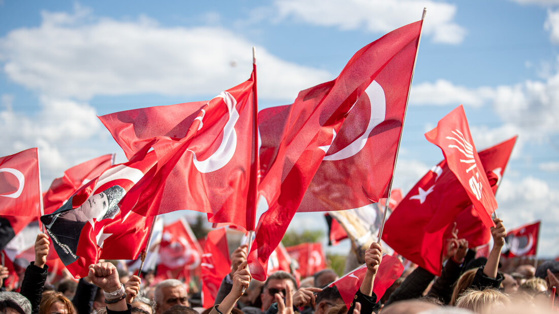 ARCHIV - Menschen halten türkische Flaggen während einer Kundgebung zum 21. außerordentlichen Kongress der Republikanischen Volkspartei (CHP) im Juli. Foto: Tunahan Turhan/SOPA Images via ZUMA Press Wire/dpa/Archivbild 20260824192932132.jpg