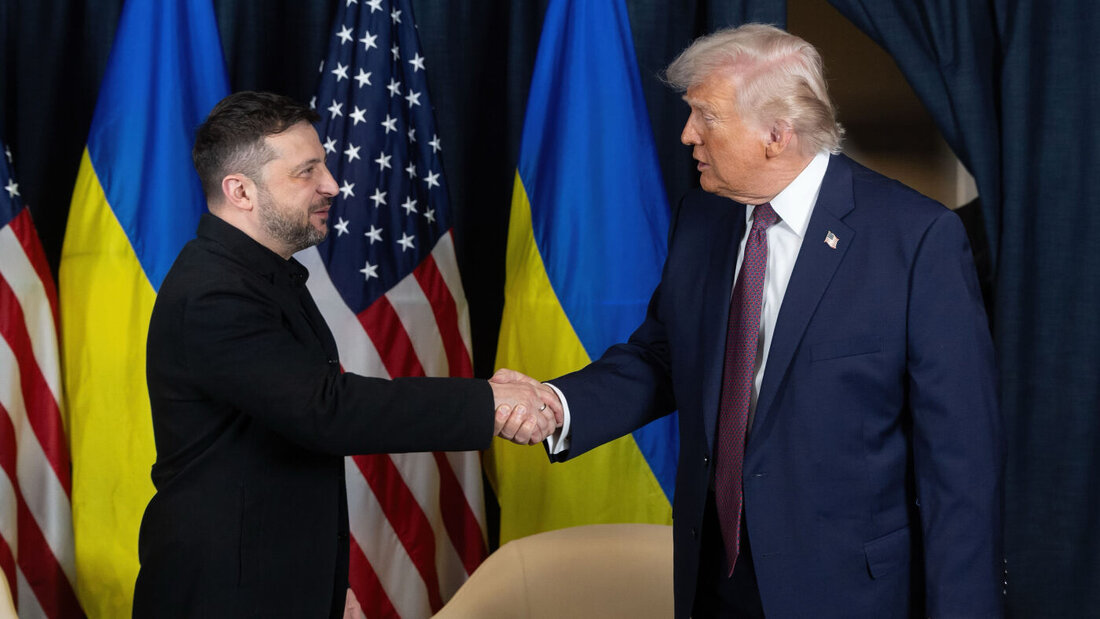 ARCHIV - US-Präsident Donald Trump (r) schüttelt dem ukrainischen Präsidenten Wolodymyr Selenskyj die Hand. Foto: Ukraine Presidency/Ukrainian Pre/Planet Pix via ZUMA Press Wire/dpa/Archivbild 20260920211135023.jpg