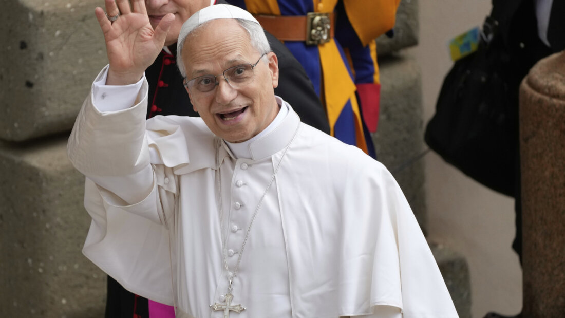 Papst Leo XIV. verlässt am Ende des Angelusgebets Castel Gandolfo und winkt. Foto: Gregorio Borgia/AP/dpa 20250716054609087.jpg