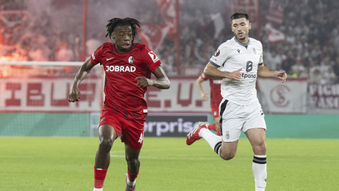 Der Schweizer Internationale Johan Manzambi (l.) besiegt mit Freiburg den FC Basel 2:1 20250924230709679.jpg