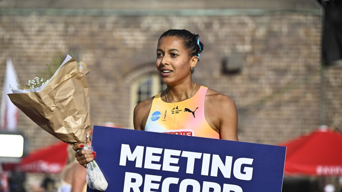 Audrey Werro bekommt in Stockholm nach dem Zieleinlauf fürs Erste eine Meeting-Rekord-Tafel und einen Blumenstrauss in die Hände gedrückt 20260607193853050.jpg