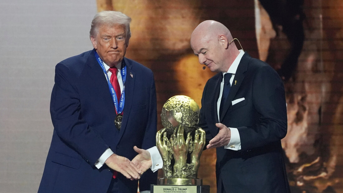 US-Präsident Donald Trump, als er im vergangenen Dezember von Gianni Infantino den FIFA-Friedenspreis überreicht bekam 20260623220806030.jpg