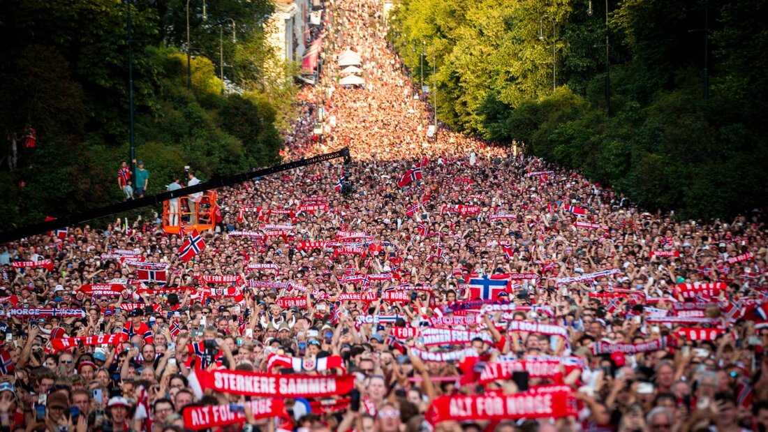 Norwegische Fans strömen zum Empfang ihrer Fussball-Nationalmannschaft in Oslo auf die Strassen. 20260714013631501.jpg