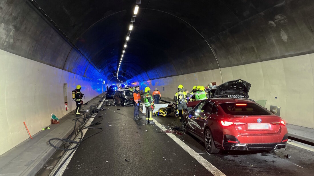 Rund 20 Feuerwehrleute kümmerten sich um die Bergungsarbeiten und die Verkehrsumleitung. 20251024175203163.jpg