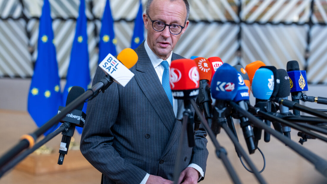 dpatopbilder - Bundeskanzler Friedrich Merz (CDU) kommt zu der ersten Arbeitssitzung beim EU-Gipfel. Topthema ist die Frage, ob künftig in der EU eingefrorene Vermögenswerte der russischen Zentralbank zur Unterstützung der Ukraine genutzt werden können. Foto: Michael Kappeler/dpa 20251218162347086.jpg