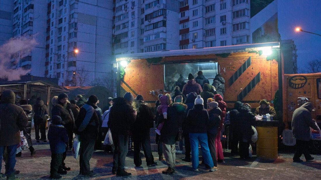 Mehr Menschen denn je warten laut Caritas an den Abgabestellen auf eine warme Mahlzeit. Mittlerweile nehmen auch Menschen aus der Mittelschicht das Gratisangebot wahr. (Archivbild) 20260217180045264.jpg