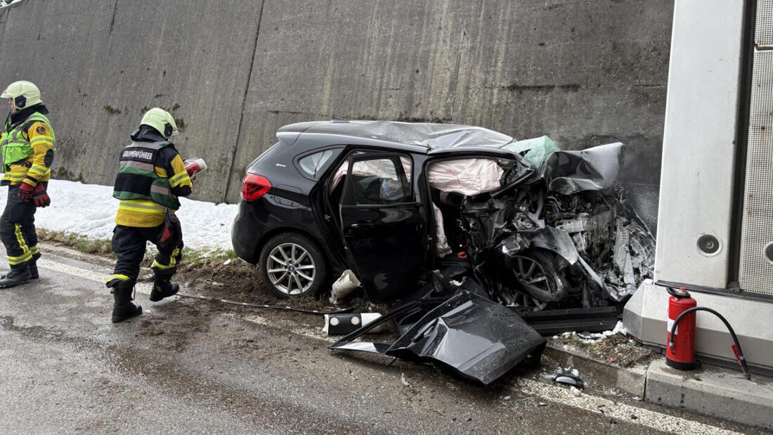 Ein 62-jähriger Mann prallte am Freitag mit seinem Auto gegen ein Tunnelportal und erlitt dabei lebensbedrohliche Verletzungen. 20260328102838672.jpg