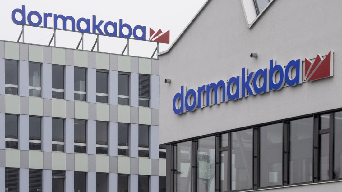 Das Dormakaba-Management geht davon aus, dass die Transaktion vom ersten Tag an einen positiven Beitrag zum Gewinn je Aktie der Gruppe leisten wird. (Archivbild vom Hauptsitz in Rümlang ZH) 20260518210243548.jpg
