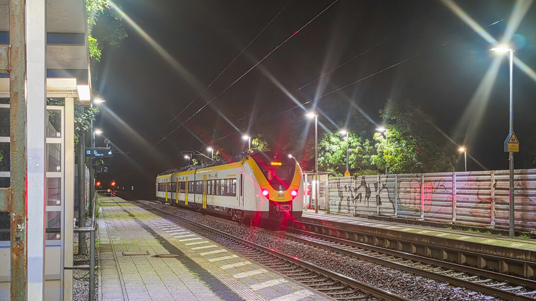 dpatopbilder - Ein Zug steht nach einem Notfall am Bahnof in Ettlingen-Bruchhausen in Deutschland. Foto: Melanie Keul/EinsatzReport24 /dpa 20260720094523950.jpg
