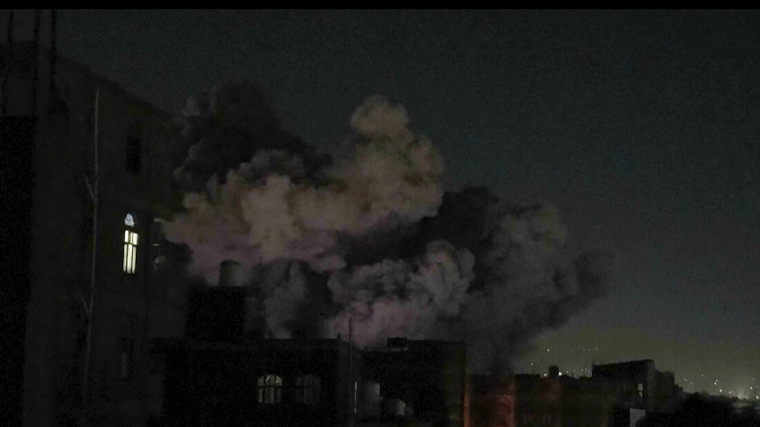 ARCHIV - Auf diesem Videobild steigt Rauch nach einer Explosion in Sanaa im Jemen auf. Foto: -/AP/dpa 20261013184511674.jpg