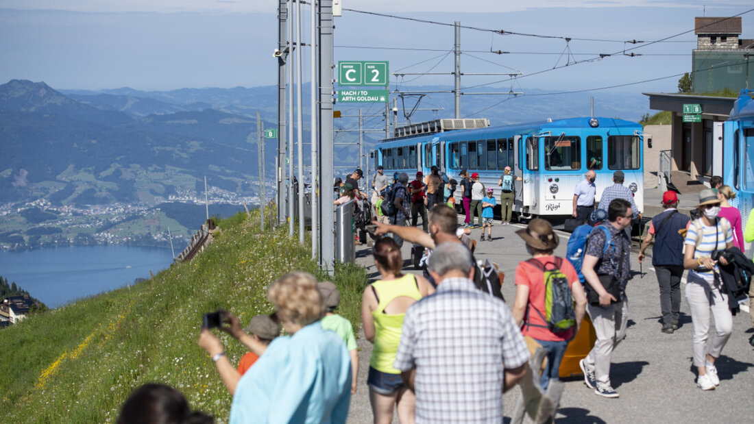 Ausflügler auf Rigi-Kulm im Sommer. (Archivbild) 20250527132128540.jpg