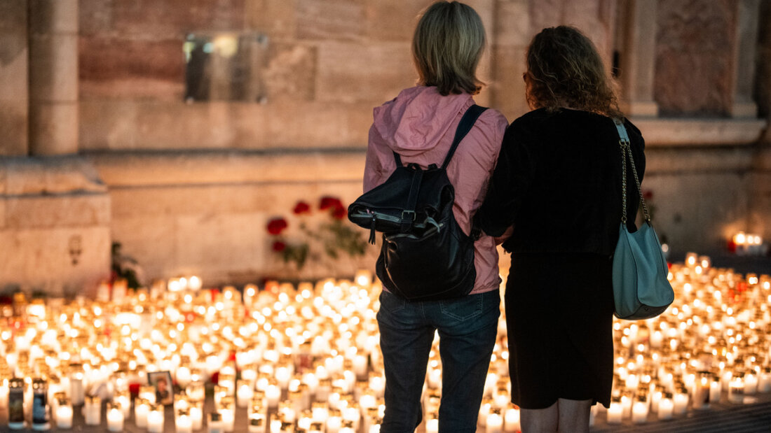 dpatopbilder - Menschen legen nach dem Amoklauf in einer Schule in Graz Kerzen vor dem Stephansdom nieder. Foto: Georg Hochmuth/APA/dpa 20250612041623054.jpg