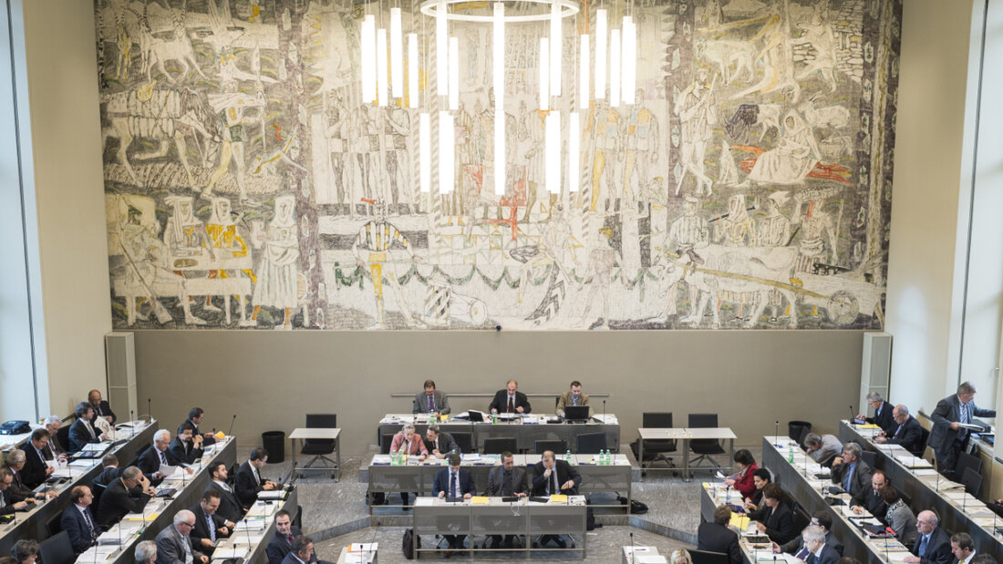 Der Bündner Grosse Rat debattiert Steuerentlastungen für Familien, Zweiverdiener-Ehepaare und Fachkräfte. (Archiv) 20250828111550513.jpg