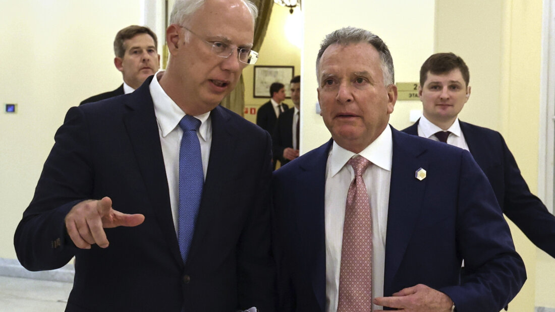 ARCHIV - Kreml-Unterhändler Kirill Dmitrijew (links) und der Sondergesandte von US-Präsident Trump, Steve Witkoff. Foto: Vyacheslav Prokofyev/Pool Sputnik Kremlin/AP/dpa/Archivbild 20251025145124457.jpg