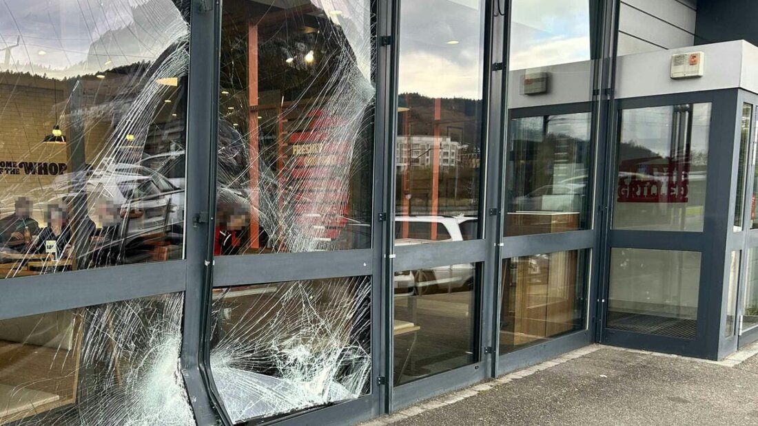 Eine Autolenkerin hat das Gas- mit dem Bremspedal verwechselt und ist in Würenlos AG beim "Fressbalken" in ein Fast-Food-Lokal geprallt. 20260330112726748.jpg