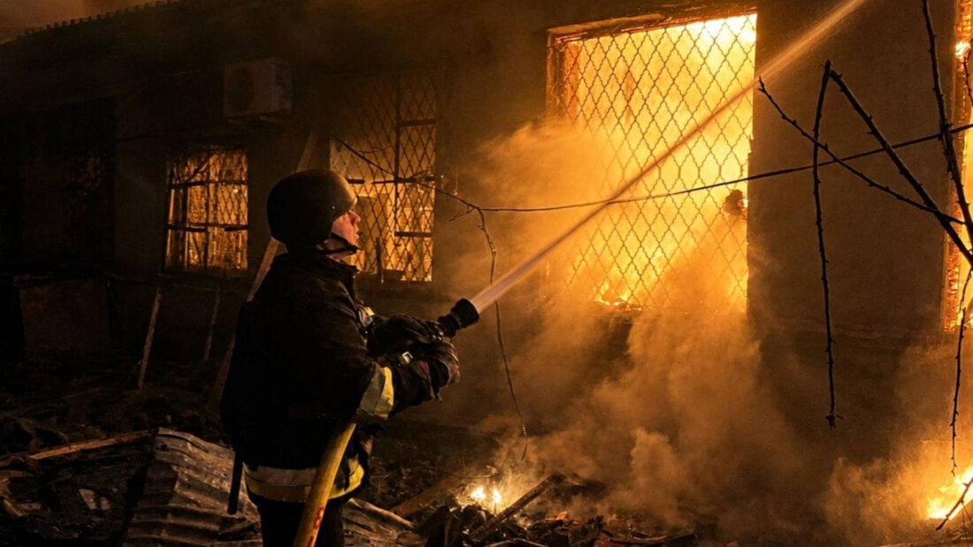 ARCHIV - Feuerwehrleute löschen ein Feuer in einem Gebäude nach einem russischen Drohnenangriff in der Region Odessa. Foto: Uncredited/Ukrainian Emergency Service/dpa 20260518090604074.jpg