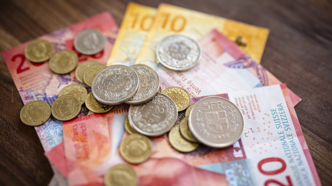 Ob die 13. AHV-Rente mit mehr Mehrwertsteuer oder aber mit mehr Mehrwertsteuer und höheren Lohnbeiträgen finanziert wird, ist offen. Der Nationalrat will weiterhin auf eine befristet höhere Mehrwertsteuer setzen. (Themenbild) 20260603090351985.jpg