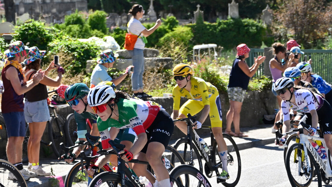 Marlen Reusser (in Gelb) muss das Maillot jaune an Kasia Niewiadoma abgeben 20260807174336216.jpg