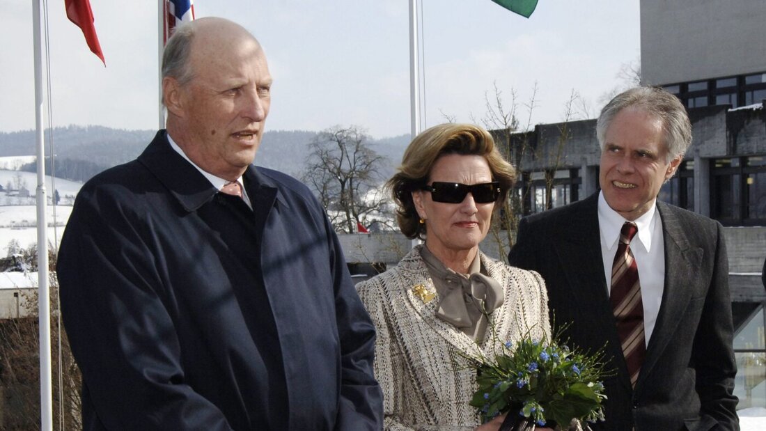 Der am Freitag verstorbene norwegische König Harald V. und seine Frau, Königin Sonja, besuchten 2006 die Schweiz - hier im Bild mit dem damaligen Bundespräsidenten Moritz Leuenberger (v.l.n.r.). (Archiv) 20260828104059318.jpg