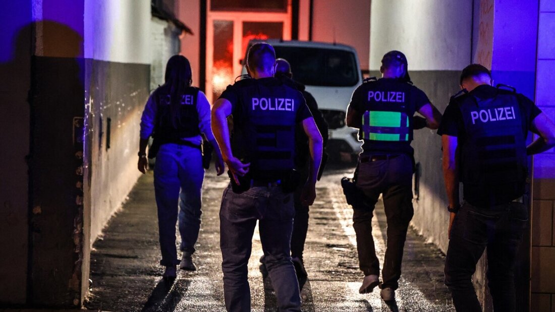 Polizei und SEK-Beamte sind in Hagen im Einsatz. Nach einem nachrichtendienstlichen Hinweis hat die Polizei Dortmund mit Unterstützung von Spezialeinsatzkräften drei Männer in Unna und Hagen in Gewahrsam genommen. Foto: Alex Talash/dpa 20261002153800270.jpg