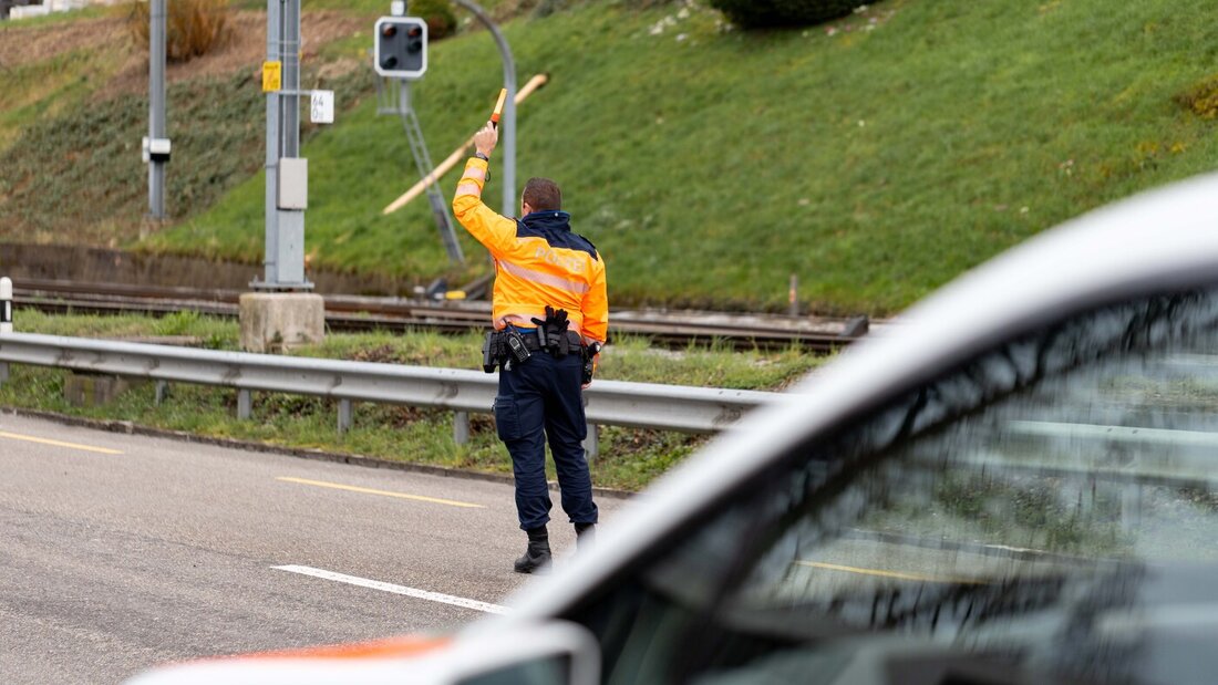 Sieben Verkehrsteilnehmende wurden im Kanton St. Gallen von der Polizei aus dem Verkehr gezogen. (Symbolbild) 20261003112058084.jpg