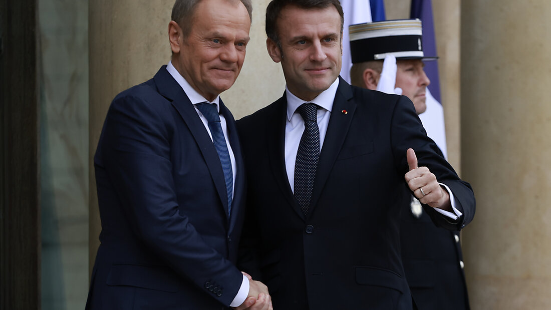 ARCHIV - Emmanuel Macron (r), Präsident von Frankreich, empfängt Donald Tusk, Ministerpräsident von Polen, im Elysee-Palast. Foto: Aurelien Morissard/AP/dpa 20241211175503200.jpg