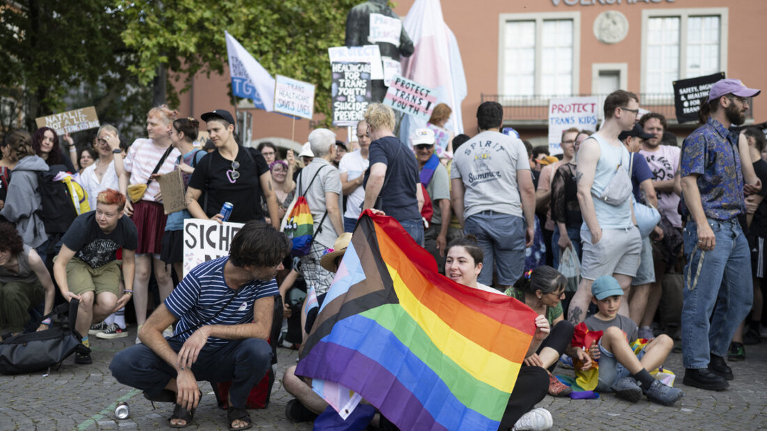 69 Prozent der Befragten zeigten sich besorgt über Angriffe und Diskriminierungen von LGBTQ-Personen in der Schweiz. (Archivbild) 20250827085123605.jpg
