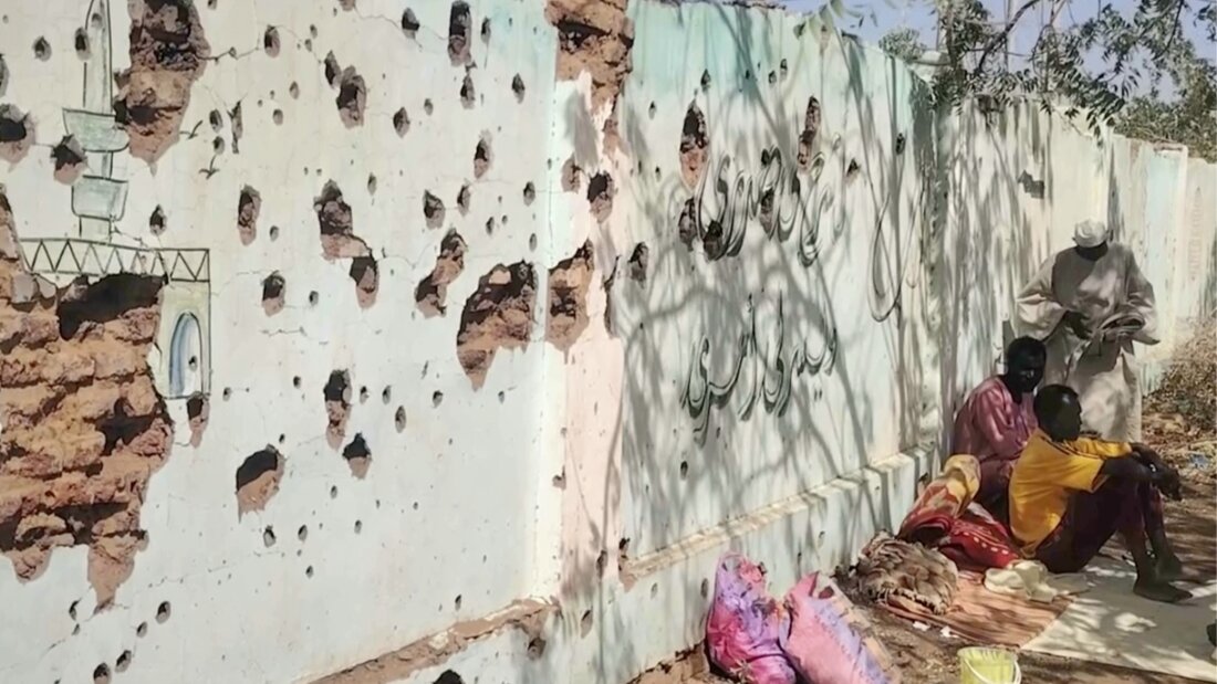 ARCHIV - In diesem Videobild sitzen vertriebene Sudanesen neben einer von Kugeln durchlöcherten Wand und suchen Schutz in einer Schule, nachdem sie von der sudanesischen Armee aus Gebieten evakuiert wurden, die einst von den paramilitärischen Rapid Support Forces (RSF) kontrolliert wurden. Foto: Uncredited/AP/dpa 20251028045133133.jpg