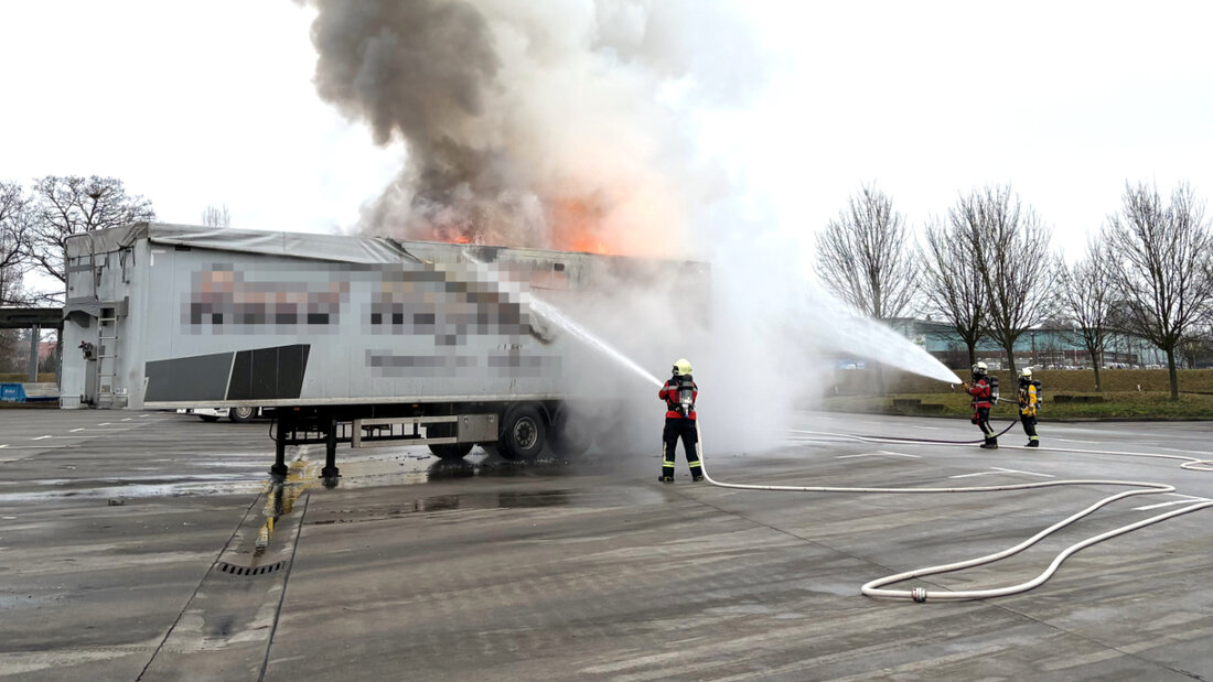Die Feuerwehr Kreuzlingen löschte den brennenden Lastwagenanhänger. 20260130145656742.jpg