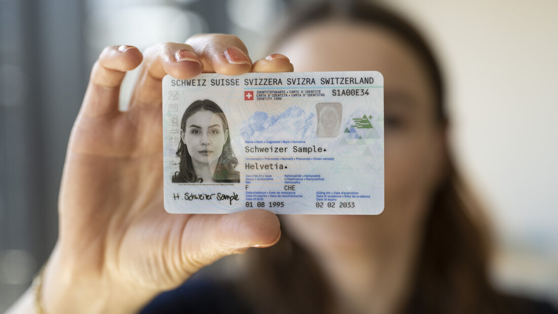 Die neue Identitätskarte enthält einen Chip mit biometrischen Daten. Sie kann in St. Gallen oder Sargans ausgestellt werden. (Archivbild 20261001135302231.jpg