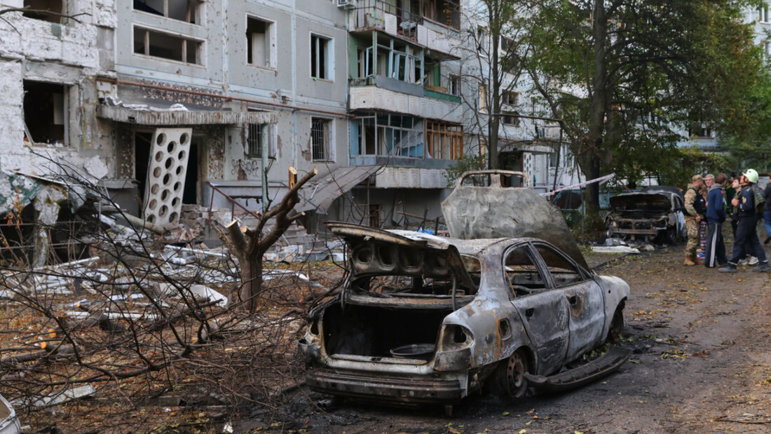 ARCHIV - Verbrannte Autos und beschädigte Wohngebäude sind nach einem russischen Angriff in Saporischschja zu sehen. Foto: Kateryna Klochko/AP/dpa 20251123132219151.jpg