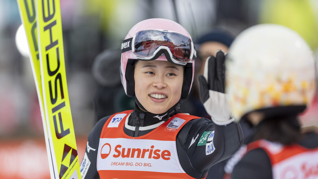 Künftig dürften auch die Frauen an allen vier Tournee-Orten abheben. Beim Weltcup in Engelberg ist dies bereits der Fall, wie hier mit Yuka Seto aus Japan 20251125122123784.jpg