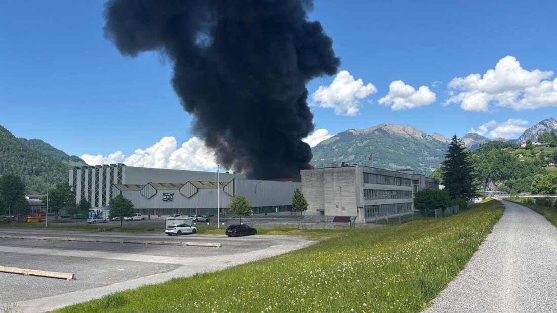Das Fabrikdach der Netstal Maschinen AG in Näfels ist am Samstag durch einen Brand zerstört worden. 20260509185610129.jpg
