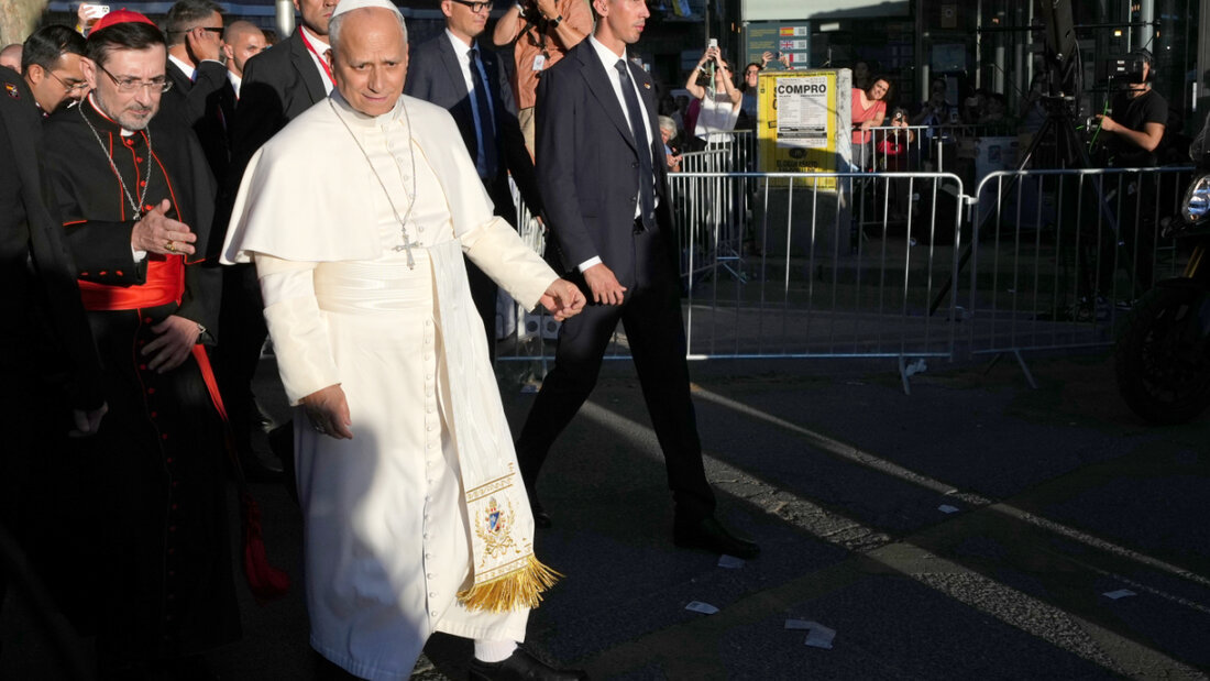 Papst Leo XIV. (M), begleitet vom Erzbischof von Madrid, Kardinal Jose Cobo Cano (l), trifft auf dem Lima-Platz zu einem gemeinsamen Gebet mit Gläubigen anlässlich seines apostolischen Besuchs auf dem spanischen Festland und den Kanarischen Inseln ein. Foto: Alessandra Tarantino/AP/dpa 20260606221832781.jpg