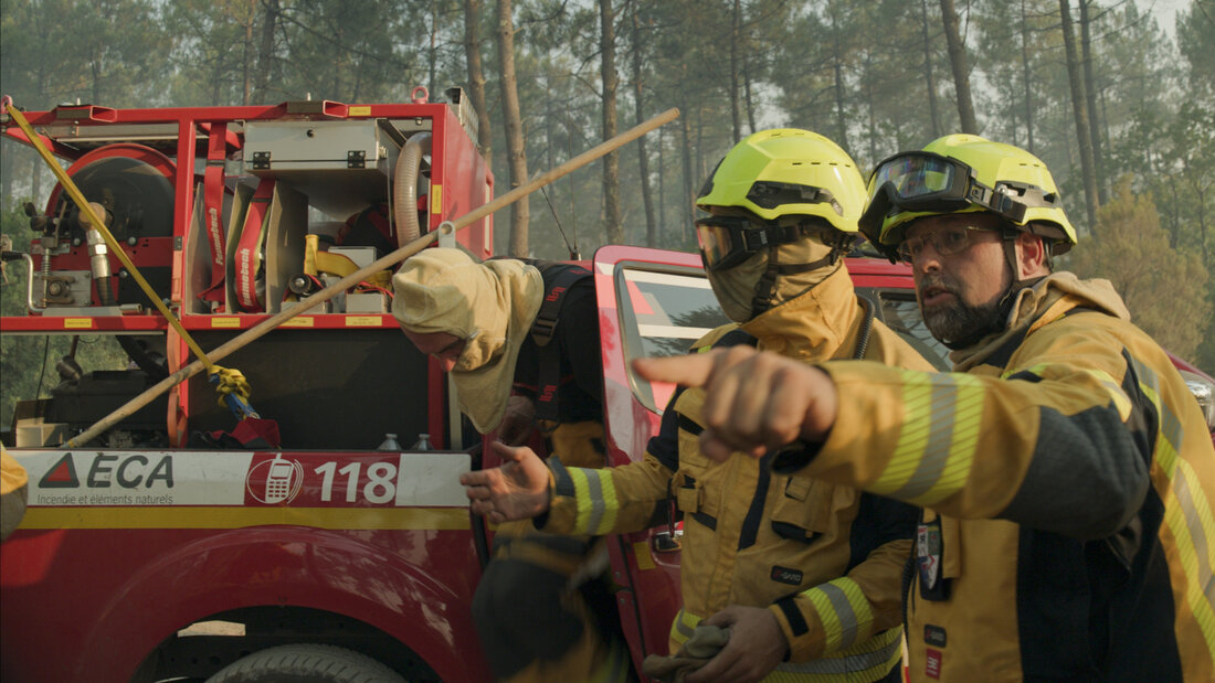 Westschweizer Feuerwehrleute bekämpfen in einem Wald in der Nähe von Bordeaux im Südwesten Frankreichs Feuer. 20260730152205633.jpg