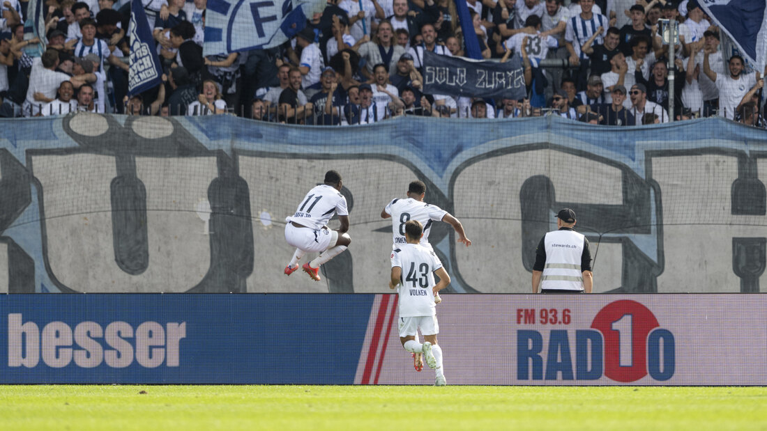 Umeh Emmanuel (links) erlöst den leidgeplagten FCZ-Anhang mit seinem Siegtreffer in der Nachspielzeit 20260913164105656.jpg