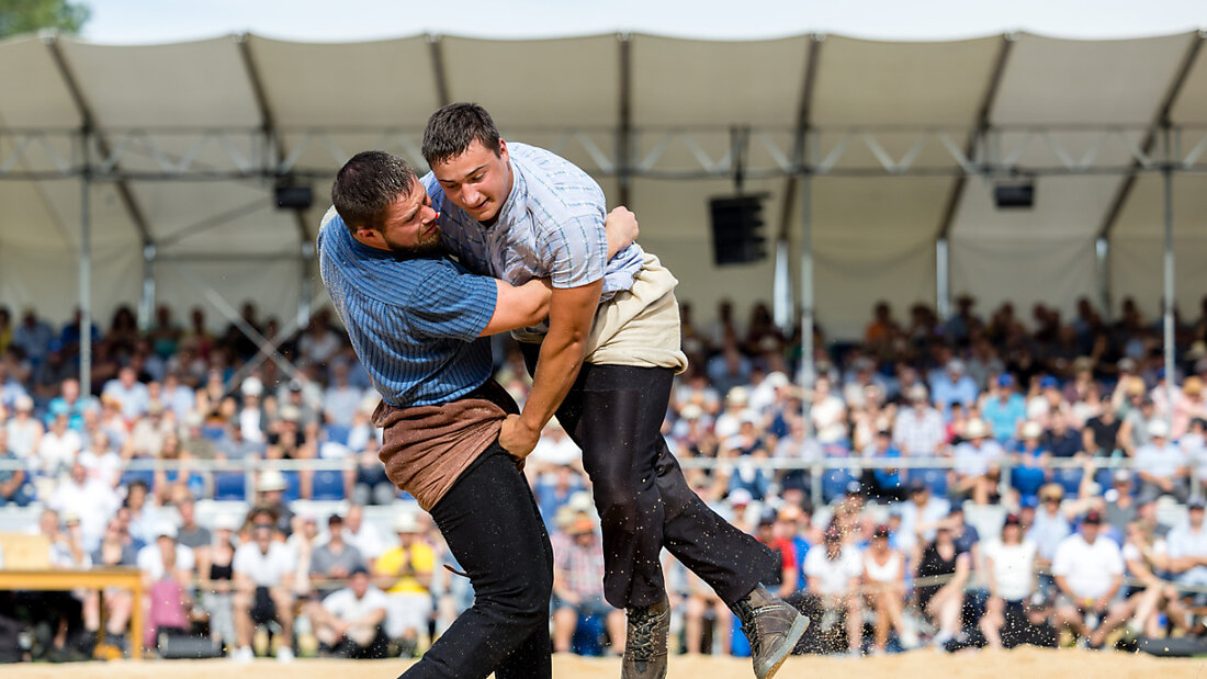 Werner Schlegel (rechts) trifft zum Auftakt des Schwägalp-Schwinget auf Fabian Staudenmann