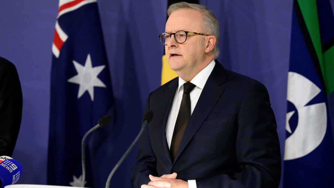 Der australische Premierminister Anthony Albanese spricht zu den Medien während einer Pressekonferenz einen Tag nach einem Angriff am Bondi Beach, in Sydney. Foto: Steven Markham/AAP/dpa 20251215083734959.jpg