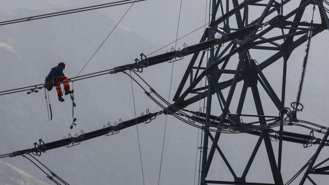 Das soll die Norm sein bei Hochspannungsleitungen: Freileitung der nationalen Netzgesellschaft Swissgrid auf dem Gotthardpass im Sommer dieses Jahres. (Archivbild) 20251218102828854.jpg