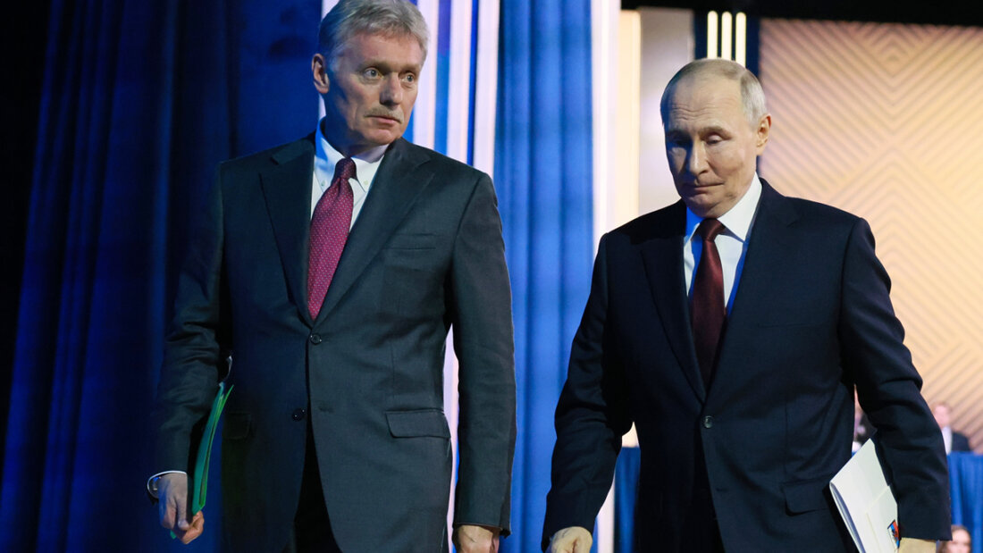 ARCHIV - Der russische Präsident Wladimir Putin und Kreml-Sprecher Dmitri Peskow verlassen jährliche Pressekonferenz und Bürgerfragestunde am Gostinny Dvor. Foto: Mikhail Metzel/Pool Sputnik Kremlin/dpa 20251229143929389.jpg