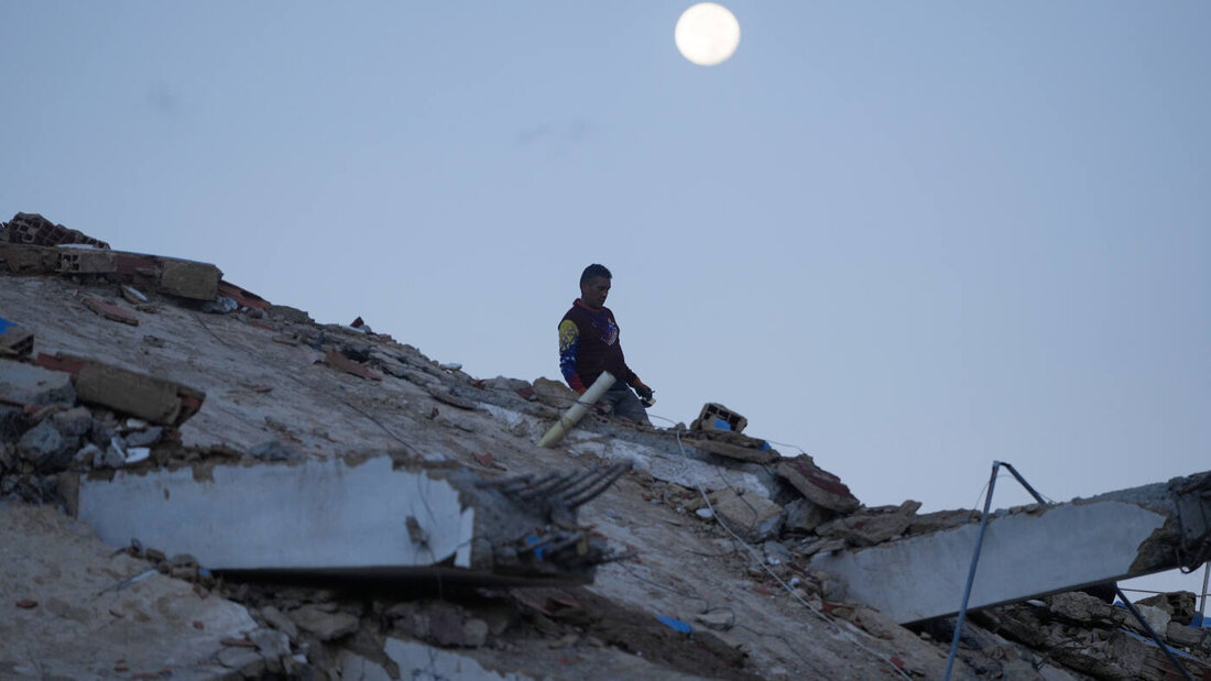 dpatopbilder - Ein Mann geht zwischen den Trümmern eines Gebäudes, das bei den Erdbeben in La Guaira eingestürzt ist. Foto: Fernando Vergara/AP/dpa 20260701211703265.jpg